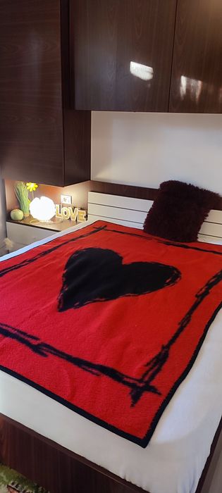 Pătură groasă, 140/190 cm, roșu cu negru, imprimeu inimă