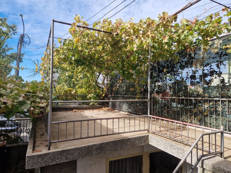 Етаж от къща с гараж