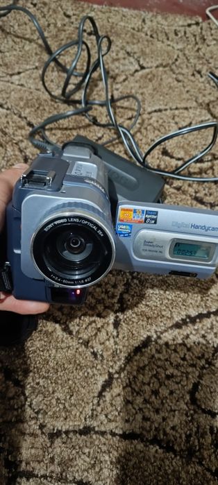 Vând Sony DCR-TRV238E PAL - Camcorder Digital8 + Accesorii