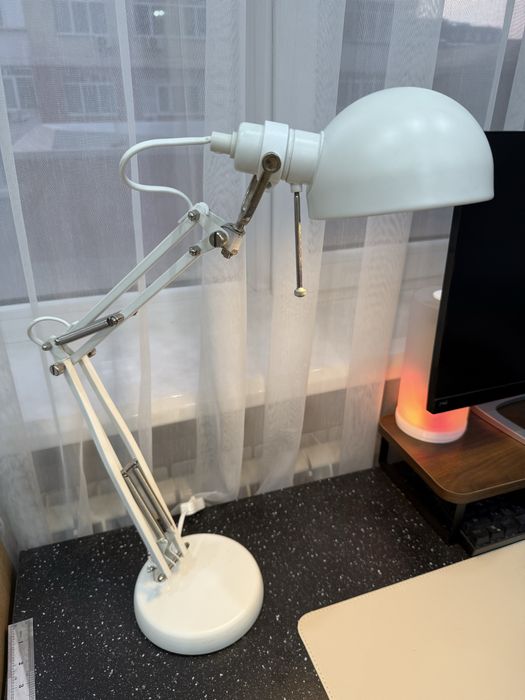 Настольная лампа IKEA на подставке