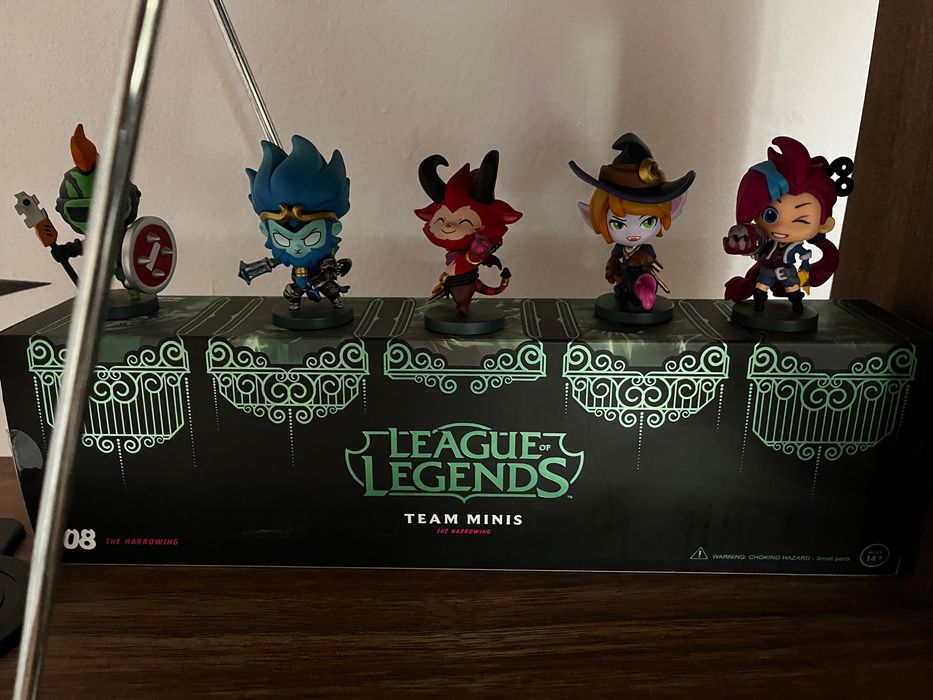 Vând figurine colecție jocuri video și anime-uri