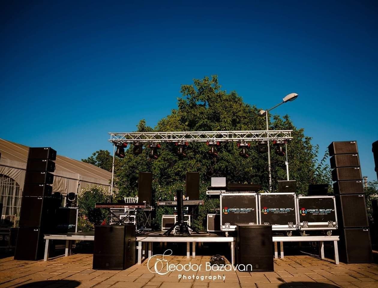 Scena, ecran led, Dj, Mc, lumini, pistoale CO2, fum greu
Scena, Dj, 
S