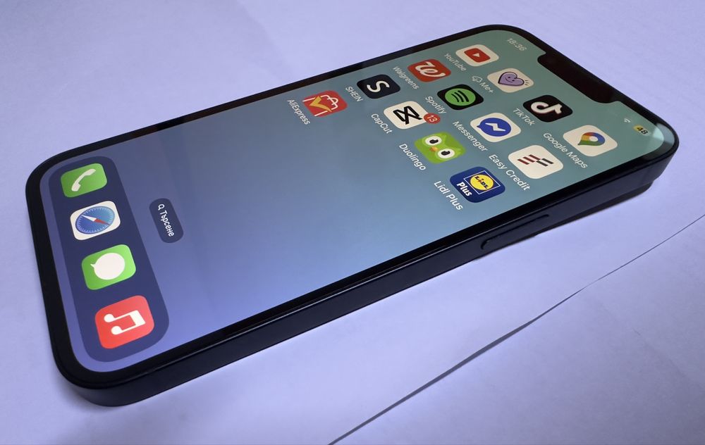Apple IPhone 13 в перфектно състояние като нов тъмносин Айфон телефон