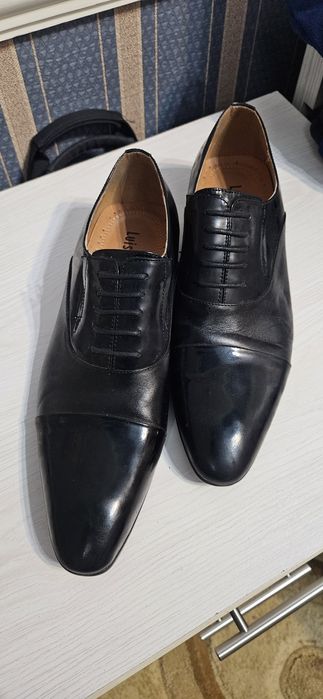 Oyoq kiyimlar sotiladi