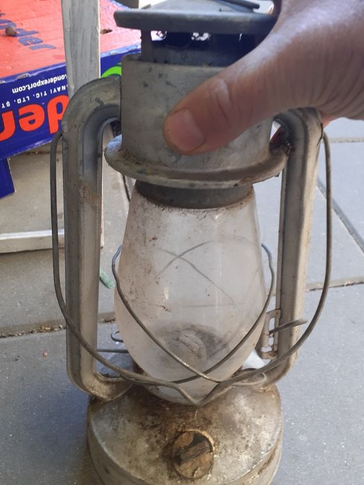 Продавам нови в. каски и газ.фенери.Дрехи старшинство и кепета.