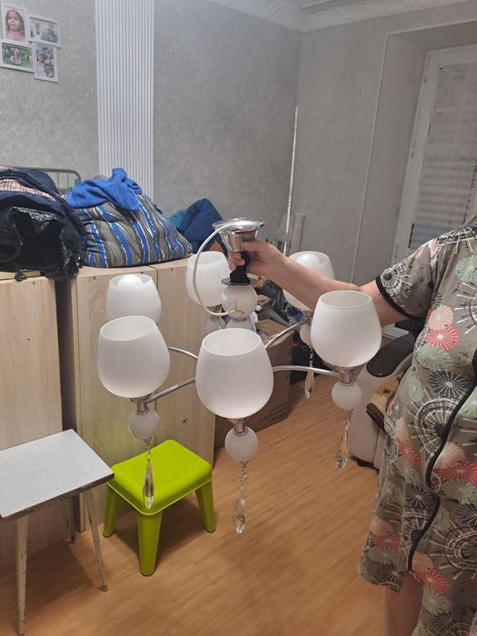 Продам люстру в отличном состоянии