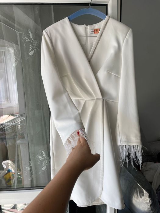 Rochie albă , de ocazie. Stare civila