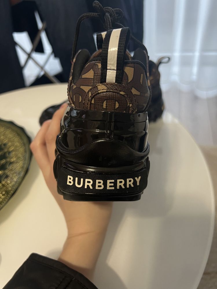 Adidasi Burberry