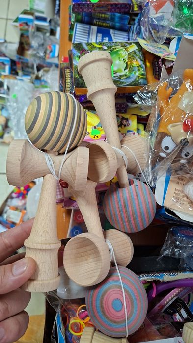 Kendama 70  lei .60 lei . 50 lei. 40 lei . Kendama . Doar ridicare din