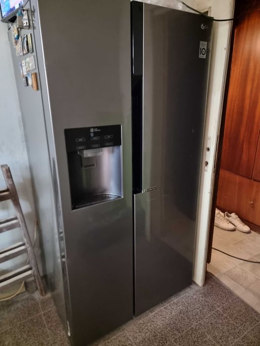 Хладилник LG с фризер и ледогенератор