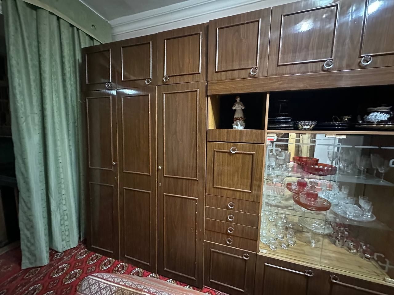 Стенка мебель прочный , старинный
