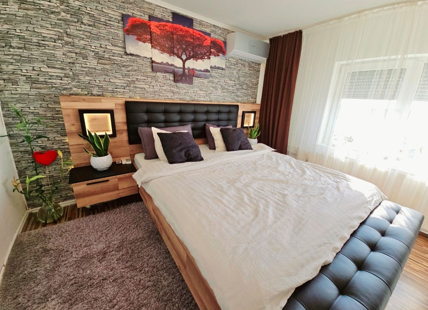 Apartament ,modern ,modificat ,mobilat,cu priveliste superba. Rogerius