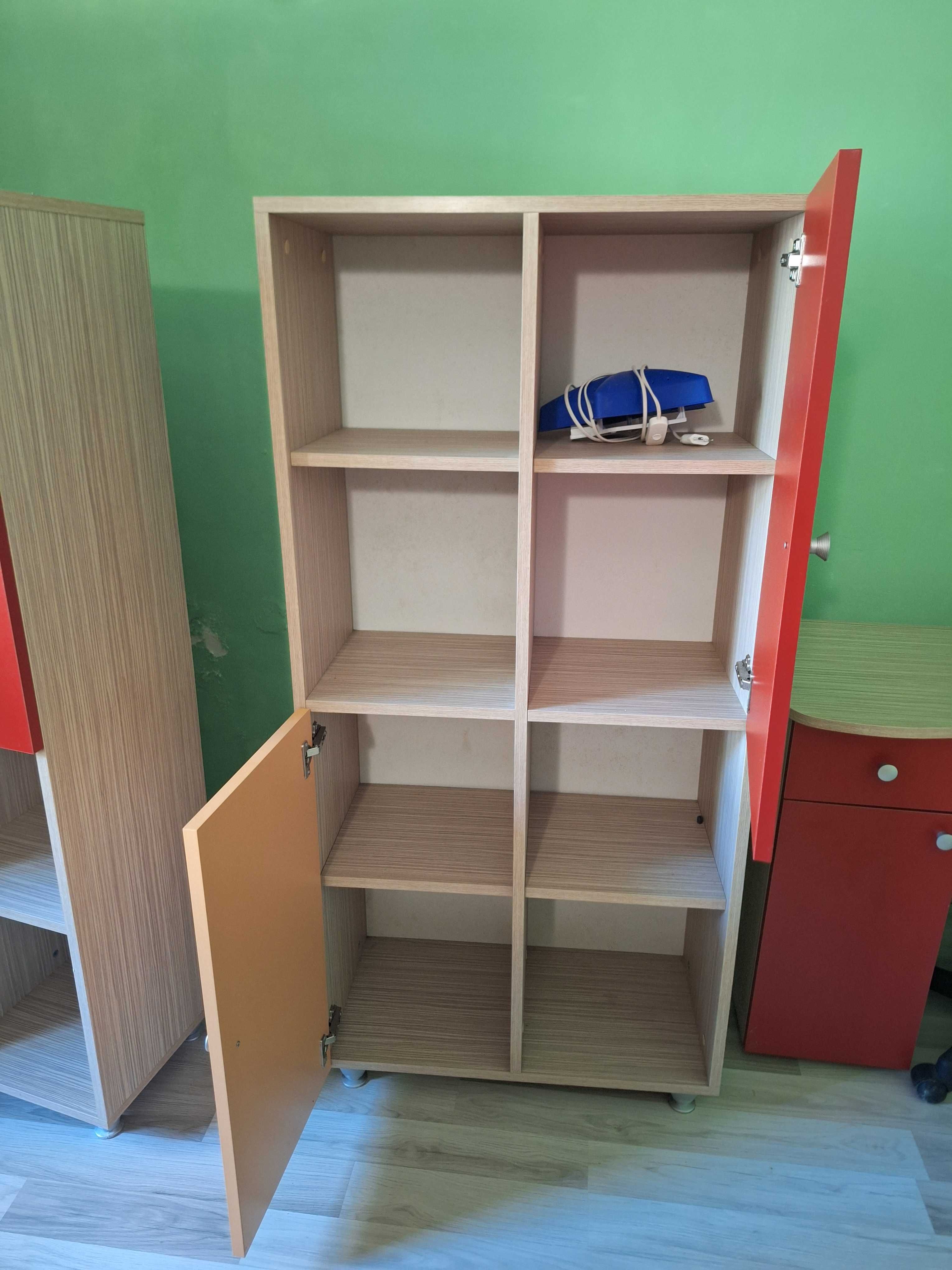 Шкаф с рафтове и вратички