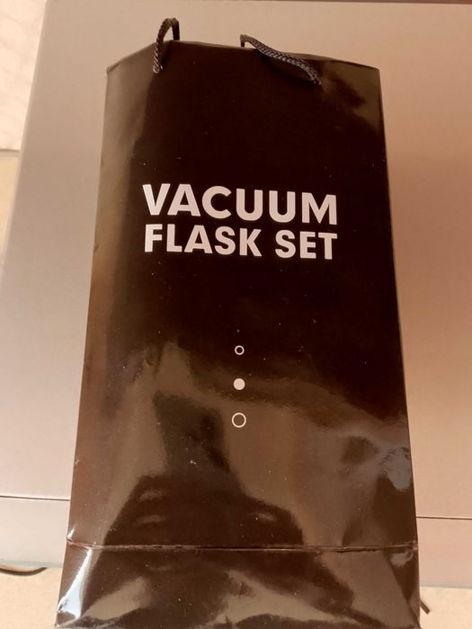 термос с тремя чашками, комплект.