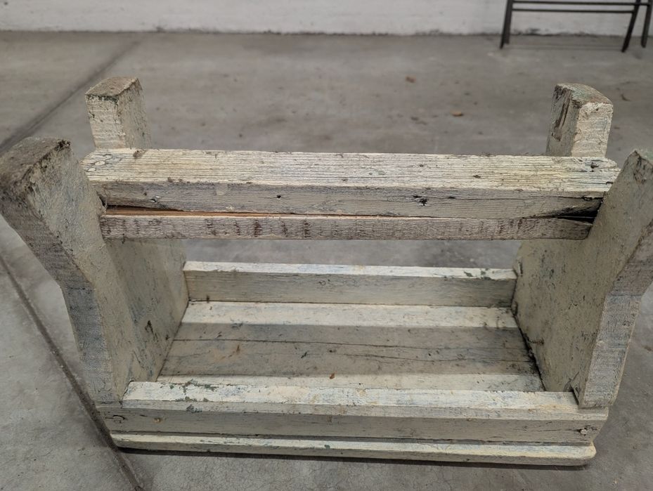 Старо дървено столче