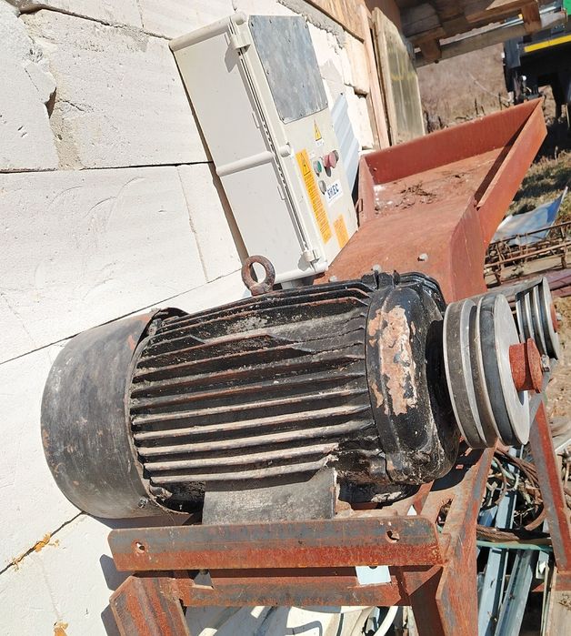 Vând moară cu ciocane la curent trifazic, motor 15 KW