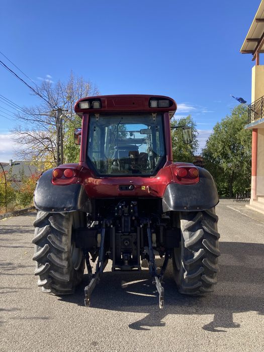 Tractor cu incarcator frontal Valtra