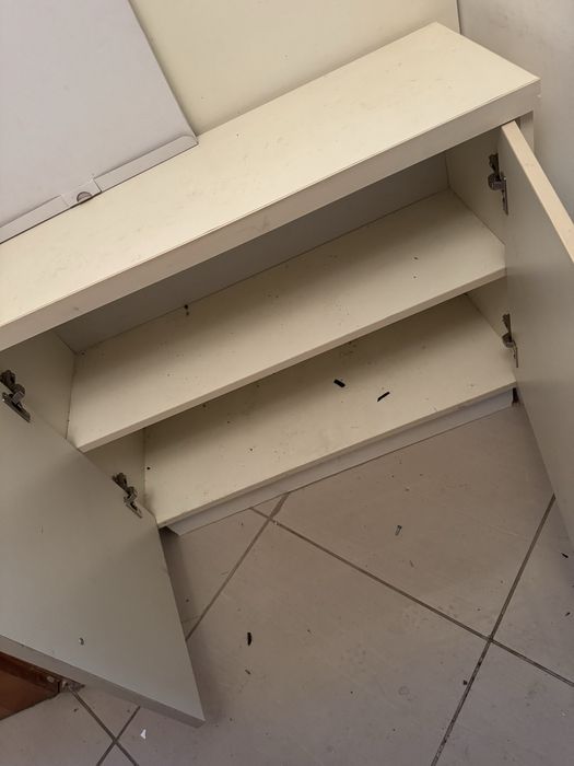 Шкаф за обувки и закачалка за дрехи