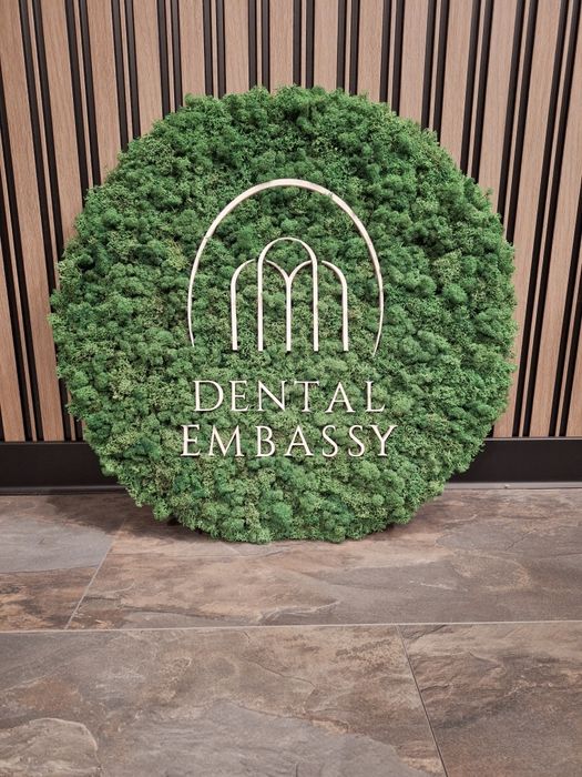 Рекламни пана от скандинавски мъх със светещи лога