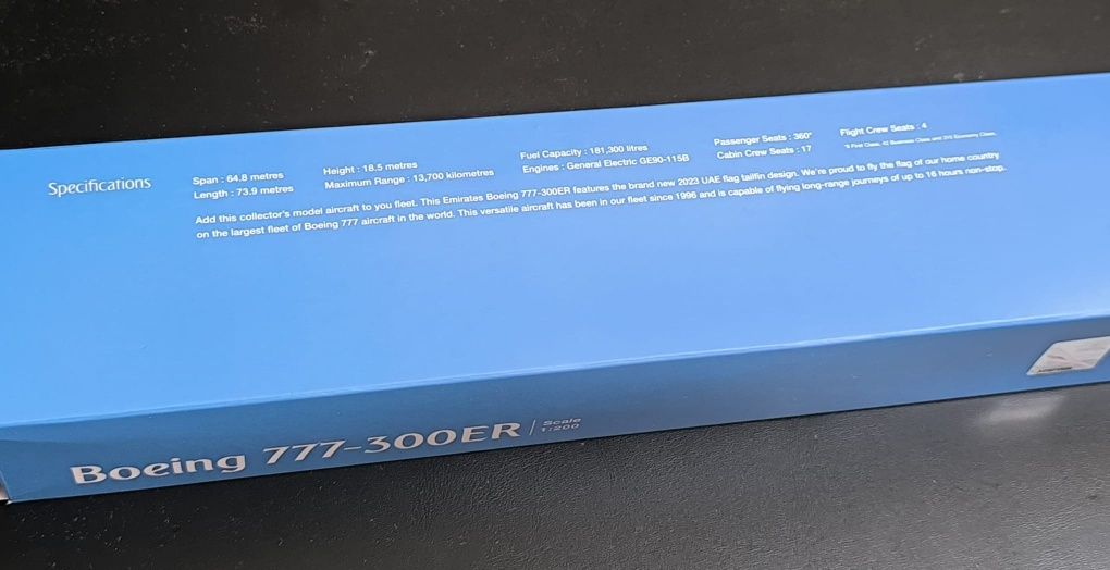 Macheta avion Emirates Boeing 777-300ER 1:200 originala, sigilată
Spec