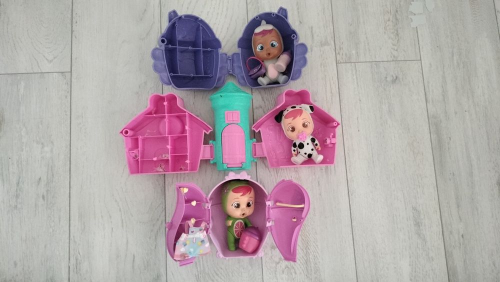 Păpuși Cry Baby și Barbie