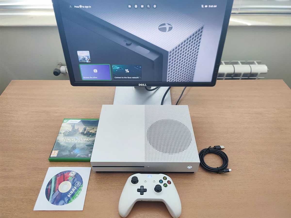 Xbox One S с джойстик и кабели, игри Hogwarts Legacy и Fifa