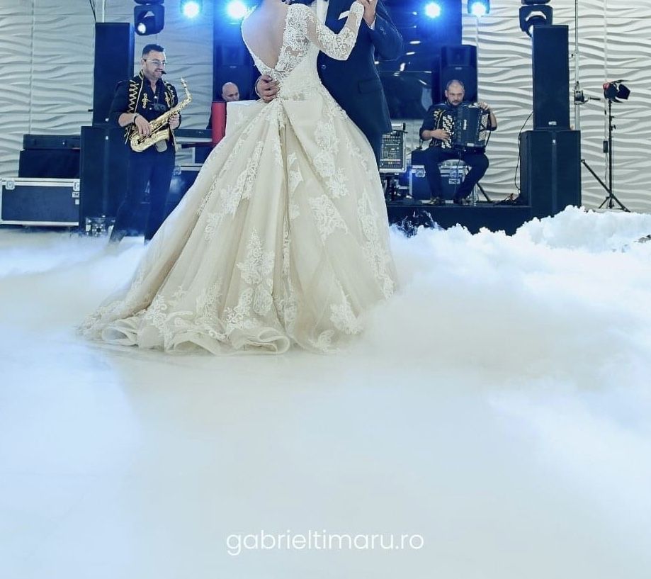 Rochie de mireasa tip printesa cu trena lunga