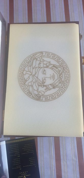 Vand tacâmuri sant noi in cutie.