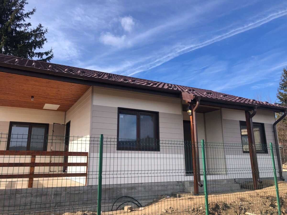 Casa, garaje auto din structura metalica si panou sandwich termoizolat