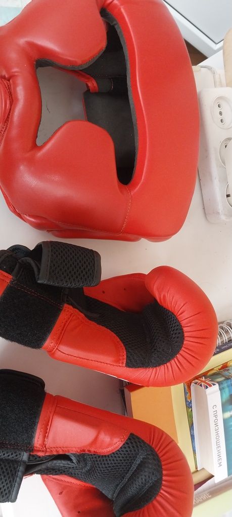 Перчатки и шлем для бокса