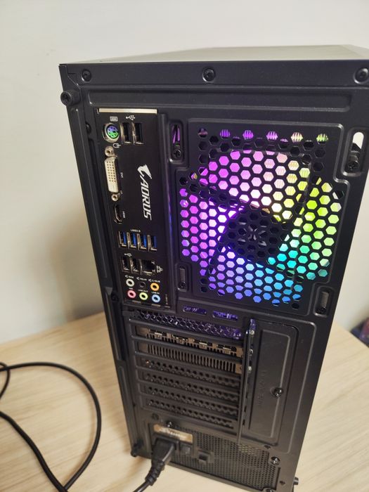 Геймърски компютър с RX 5700 – Перфектен за игри и работа!