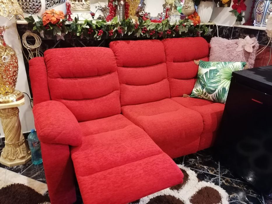 Vânzări mobilier canapea cu 3 locuri cu recliner și doua fotolii.