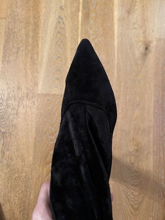 Vand cizme din catifea de culoare neagra