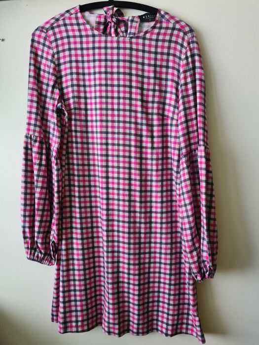 Рокля Mohito с красиви ръкави