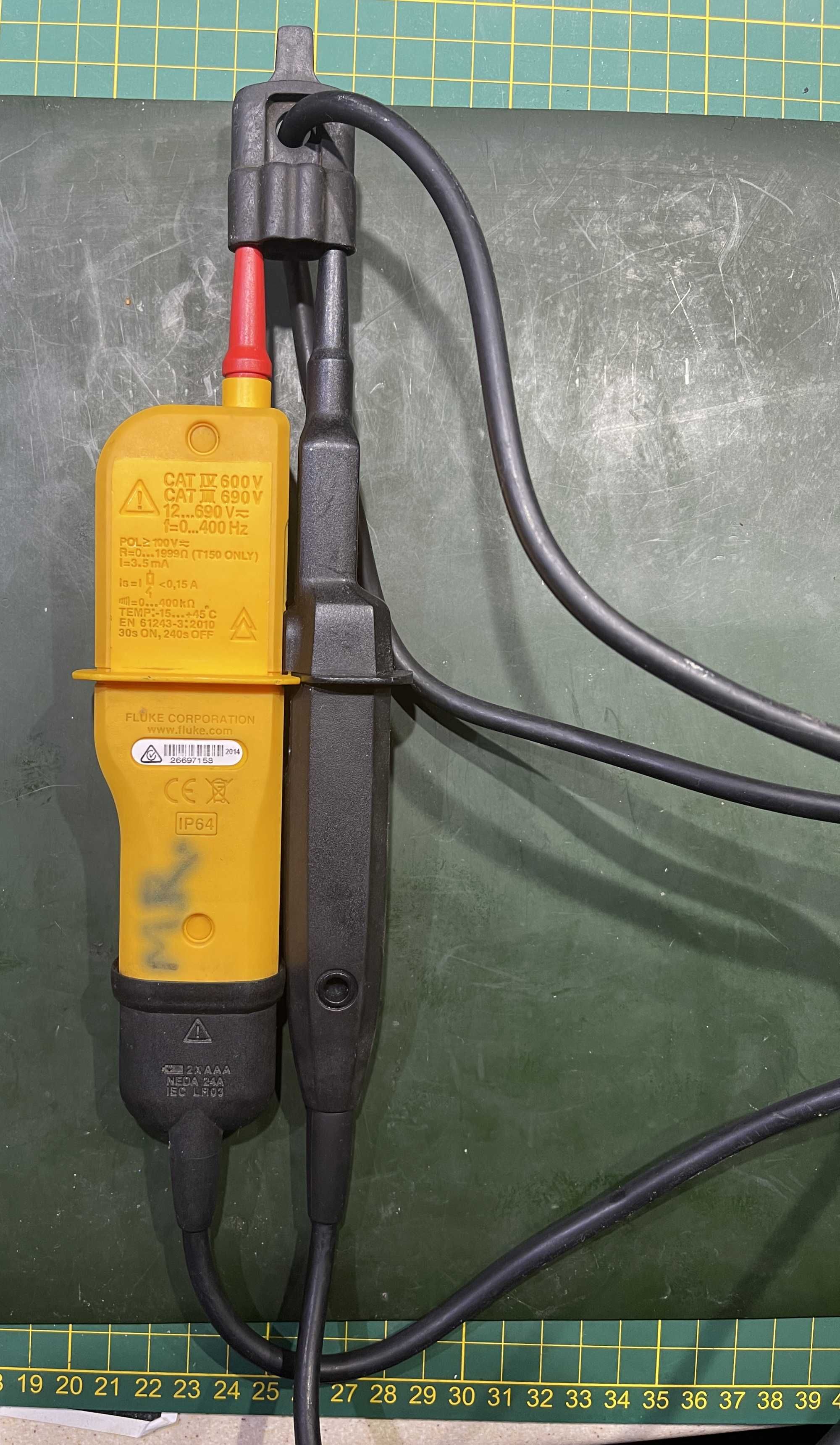 FLUKE T150 тестер за напрежение