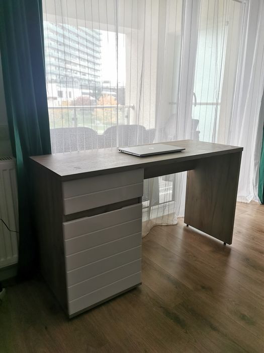 Birou alb și bej