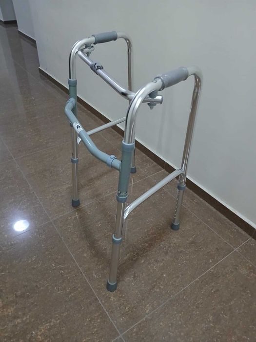 Сгъваема крачеща проходилка