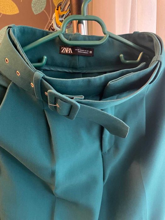 Pantaloni verzi Zara. marime xs