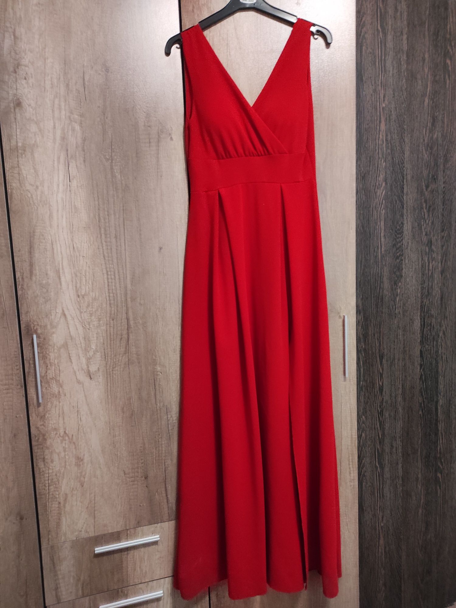 Дълга червена рокля с цепка