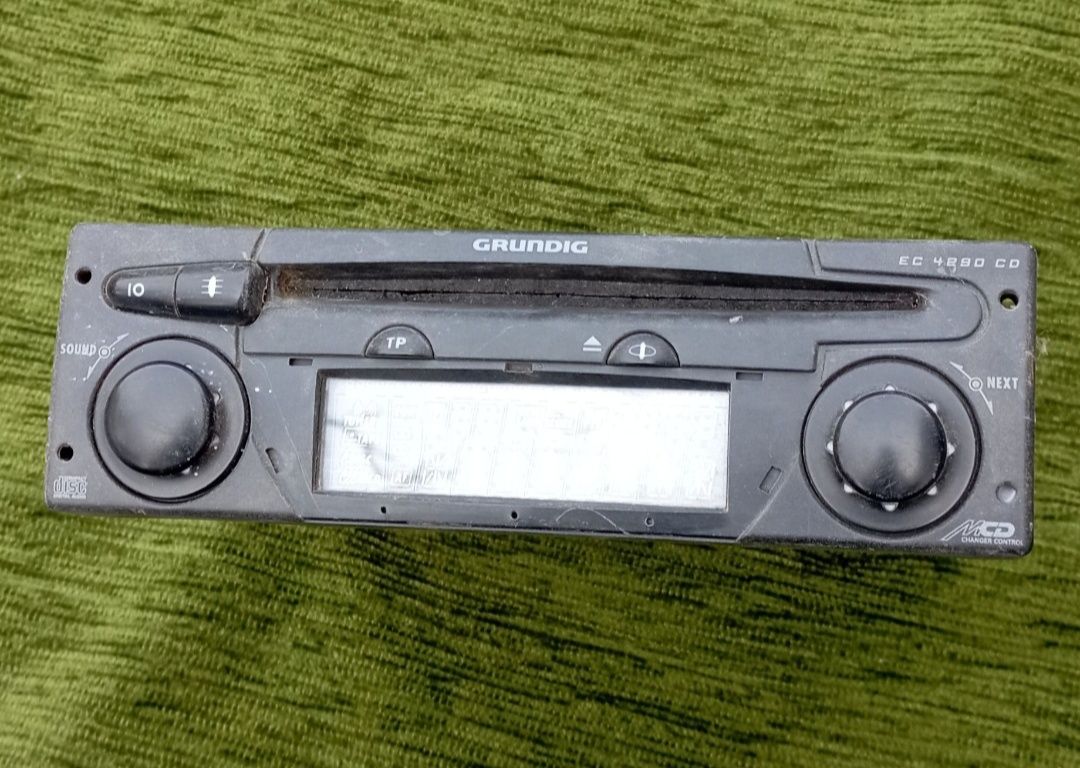 Vând casetofon auto Grundig!