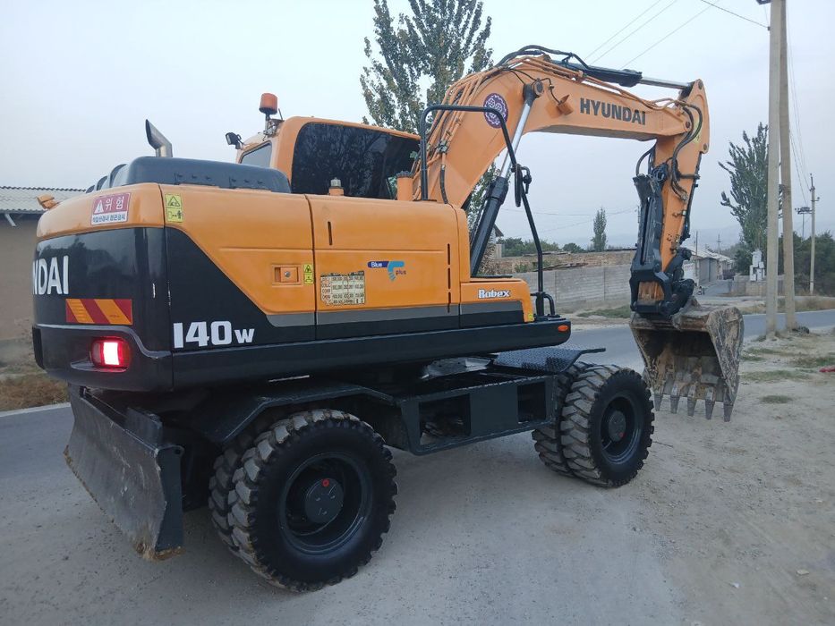 Hyundai 140 Sotiladi