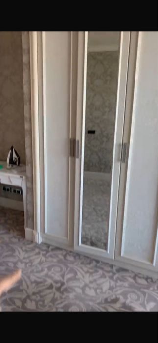 Встроенный гардероб в высоту 260 см; ширину 370 см, в глубину 60 см