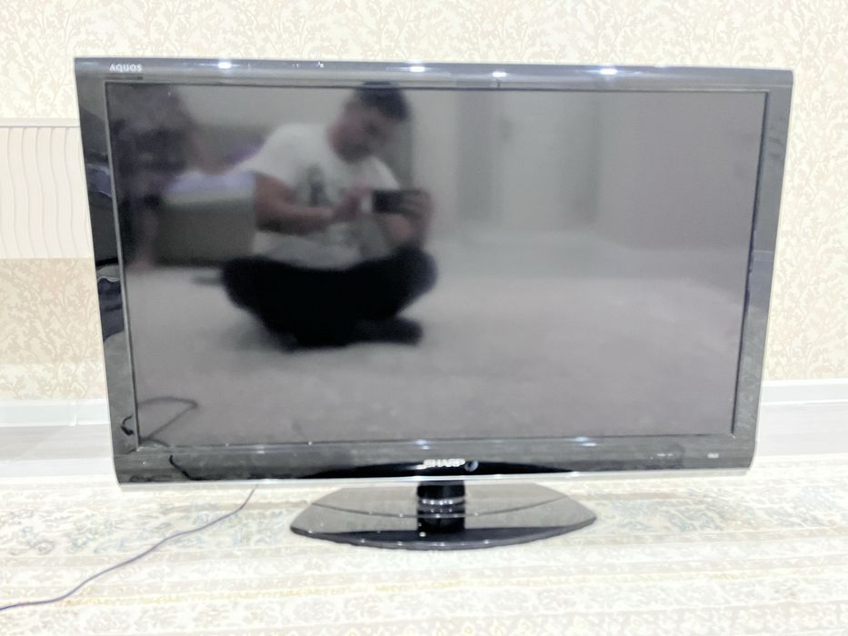 Телевизор с большим экраном, работает отлично