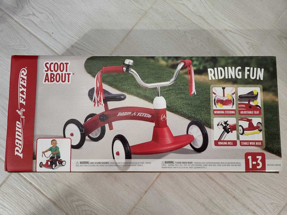 Tricicleta / Cvadriciclu FARA pedale Radio Flyer Scoot About, NOU.