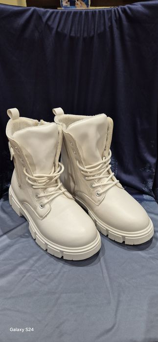 Vând ghete albe cu blanita