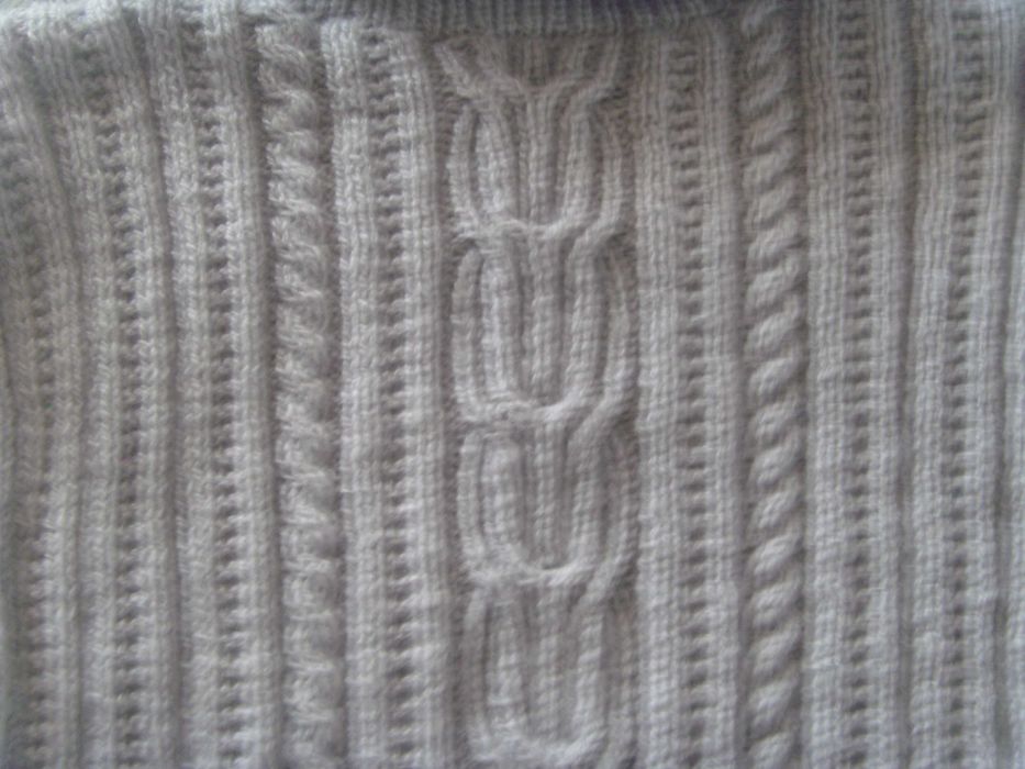 Пуловер ръчно плетен