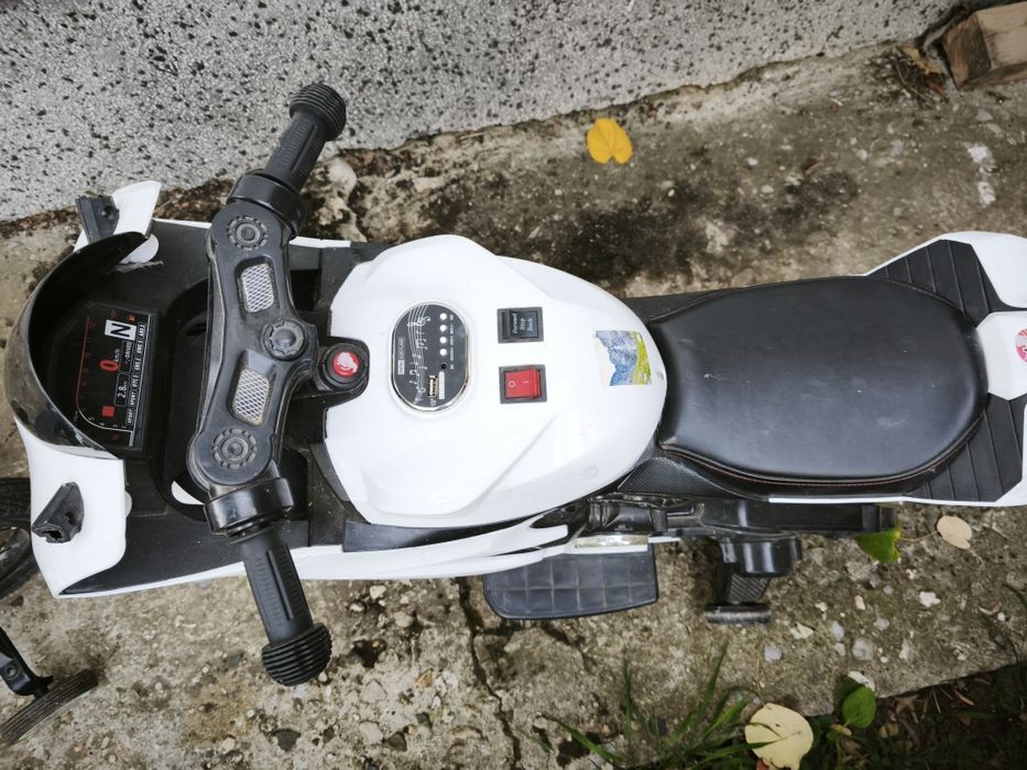 Бял електрически детски мотор