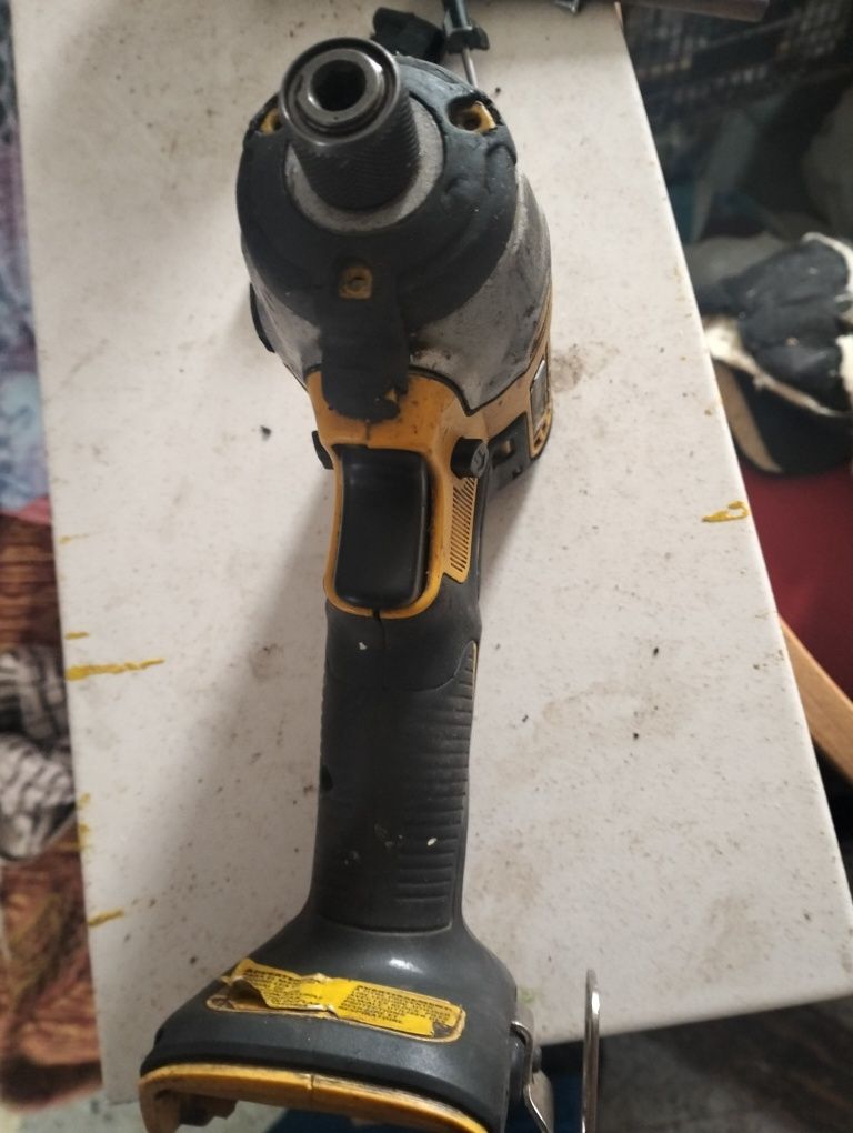 Autofilentanta DEWALT cu impact defecta butonul așa mi sa spus la un s