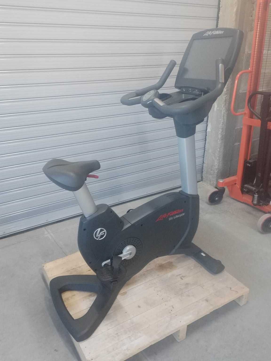 Life Fitness 95C Upright Bike