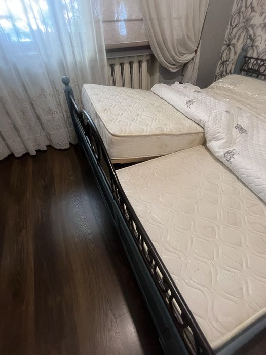 Продается кровать и две тумбочки